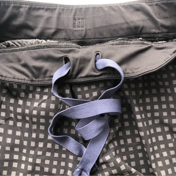 Lululemon T.H.E. Linerless Short 11" Size M - Picture 2 of 8